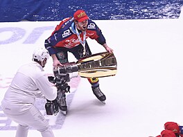 Kapitán Luká� Sedlák p�ivá�í trofej k pardubickým hrá��m.