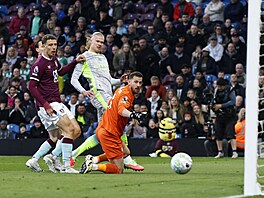 Erling Haaland posílá mí� do brány Burnley a za�izuje City vedení.