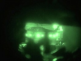 Záb�ry z videa zve�ejn�ného americkým velitelstvím (CENTCOM) ukazují zátah...