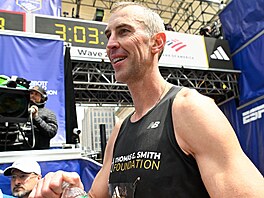 Zdeno Chára v cíli Bostonského maratonu.