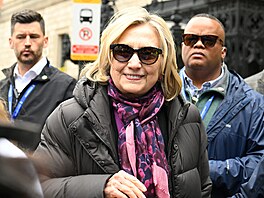 Hillary Clintonová �eká v cíli Bostonského maratonu na dob�h své dcery.