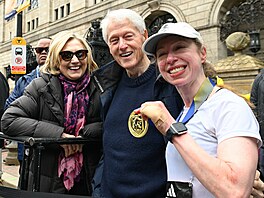 Hillary a Bill Clintonovi s dcerou Chelsea, která dokon�ila Bostonský maraton.