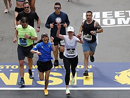 Chelsea Clintonová (uprost�ed) dokon�uje Bostonský maraton.