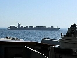 Záb�r na nákladní lo� M/V Touska plující pod íránskou vlajkou, zatímco...