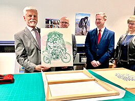 Prezident Petr Pavel dostal od student� Gymnázia a grafické �koly v P�elou�i...