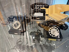 Muzeum telekomunikací ve spole�nosti Cetin � historické telefonní aparáty