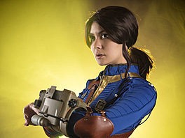 Lucy ze seriálu Fallout v podání Olimpia Pagni