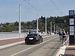 �idi� projel nov� otev�ený Dvorecký most v BMW, navzdory zákazu individuální...