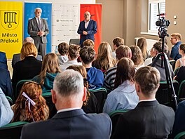 Prezident Petr Pavel p�i náv�t�v� gymnázia a st�ední grafické �koly v P�elou�i...