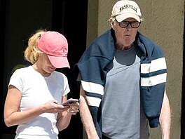 Z kliniky v losangeleské �tvrti West Hills odcházel David Hasselhoff pomalu,...