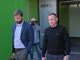 Slávistický kapitán Jan Bo�il (vpravo) s advokátem opou�tí sídlo disciplinární...