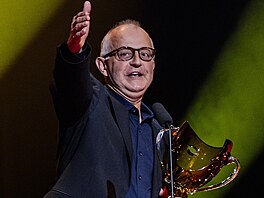 Jakub �palek d�kuje b�hem p�ebírání ceny mamince a ukazuje, kde ji mají diváci...