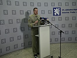 Ná�elník generálního �tábu Karel �ehka hovo�í na briefingu po návratu ze...