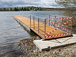 Instalace nových mol pro plavce a úpravy plovárny u Velkého Boleveckého rybníka...
