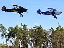 Letecký den Den ve vzduchu. Historické dvouplo�níky Bücker 131 Jungmann. (26....