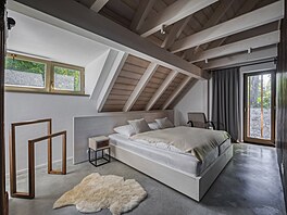 Atmosféru ka�dé z nich dotvá�ejí autentické prvky: st�ny z p�vodních prken �i...