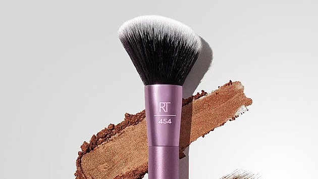Real Techniques: multifunk�n� �t�tec Angled Fan pro snadn� zapracov�n� tv��enky, bronzeru nebo rozjas�ova�e, na tekut�, kr�mov� i pudrov� produkty, cena 379 K�
