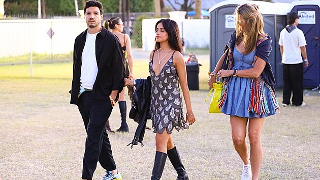 Camila Cabello s milard��em Henrym Juniorem Chalhoubem na hudebn�m festivalu Coachella (duben 2026)