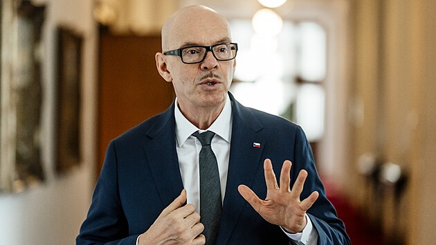 Ministr kultury Oto Klemp�� p�ich�z� na sch�zi vl�dy, kter� projedn� mimo jin� n�vrh novely z�kona o rozd�lov�n� v�nos� n�kter�ch dan� mezi �zemn� samospr�vn� celky a vybran� st�tn� fondy.(20. dubna 2026)