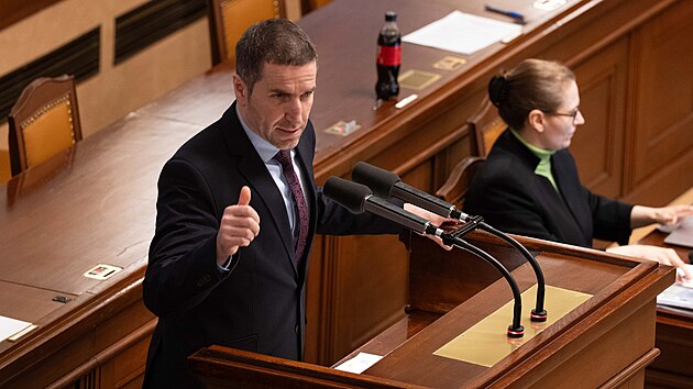 Karel Haas v Poslaneck� sn�movn�, kde se jedn� o z�konu k regulaci cen pohonn�ch hmot. Z�kon vr�til do Sn�movny Sen�t. (24. dubna 2026)