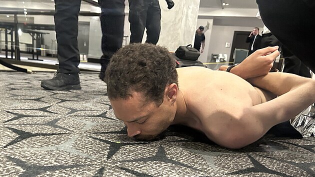 Pokus o atentát na Trumpa, držení zbraní. Soud obvinil střelce z galavečeře