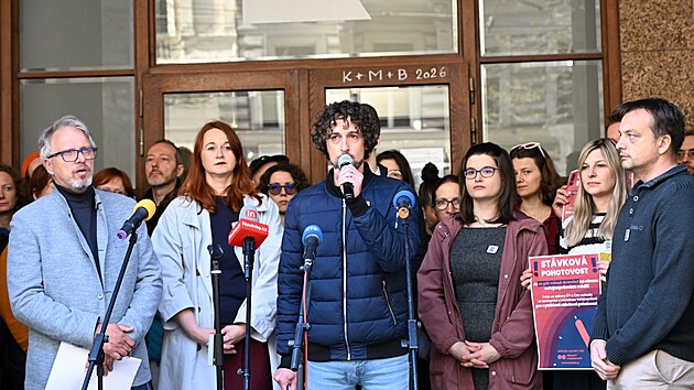 Odbory �esk�ho rozhlasu vyhl�sily p�ed budovou �esk�ho rozhlasu ve Vinohradsk� ulici v Praze vstup do �asov� neomezen� st�vkov� pohotovosti. Pl�novanou zm�nu ve financov�n� ve�ejnopr�vn�ch m�di� pova�uj� za likvida�n�. (22. dubna 2026)