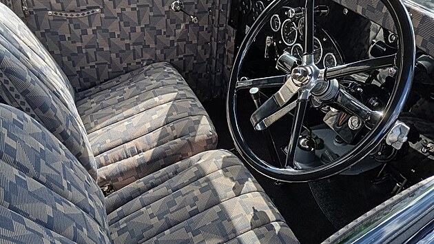 �est� ro�n�k presti�n� p�ehl�dky Automobilov� klenoty p�il�kal o v�kendu 25.�26. dubna do are�lu Galerie Golf Hostiva� stovky milovn�k� historick�ch automobil� i �irokou ve�ejnost.
