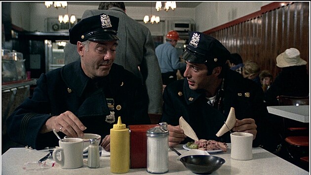 Al Pacino se jako nov� policista Serpico seznamuje se sv�tem dennnodenn� korupce.