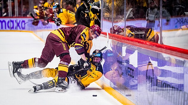 Ond�ej Dlapa z Jihlavy tvrd� atakuje Mat�je Ma�talí�ského z Litvínova.