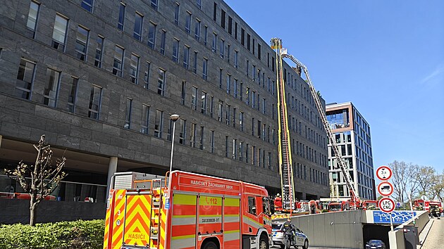 Hasi�i zasahují u po�áru st�echy kancelá�ské budovy na Rohanském náb�e�í v...