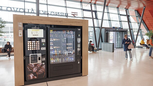 Jedinou mo�nost�, jak se na p�l roku otev�en�m n�dra�� v Brn� - Kr�lov� Poli ob�erstvit je prodejn� automat na k�vu a drobnosti. Prodejny st�le nemaj� povolen� stavebn�ho ��adu.