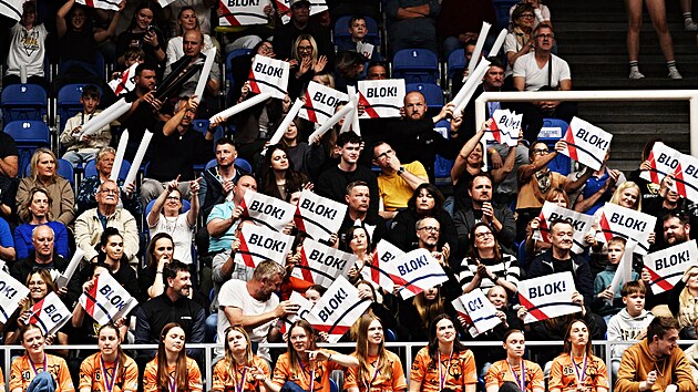 Momentka z p�t�ho, rozhoduj�c�ho z�pasu fin�le Dartart volejbalov� extraligy �en. K podobn�mu �sp�chu p�i�ly �elm�m fandit i novope�en� �ampionky florbalov� extraligy, �eny Bulldogs Brno.