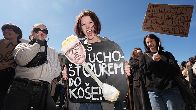 Na n�m�st� Jana Palacha se se�li protestuj�c� z pra�sk�ch vysok�ch i st�edn�ch �kol na podporu ve�ejnopr�vn�ch m�di� (22. dubna 2026)