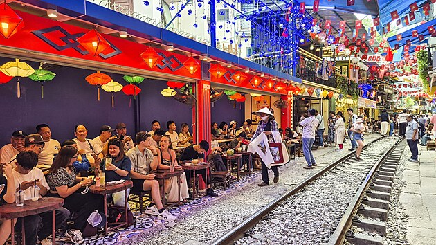 Hanojsk� Train Street l�k� davy, kter� riskuj� �ivot pro fotku s vlakem proj�d�j�c�m jen centimetry od kav�rensk�ch stolk�. I p�es opakovan� z�kazy ��ad� z�st�v� tato �zk� uli�ka symbolem nebezpe�n�ho, ale neodolateln�ho turistick�ho chaosu.