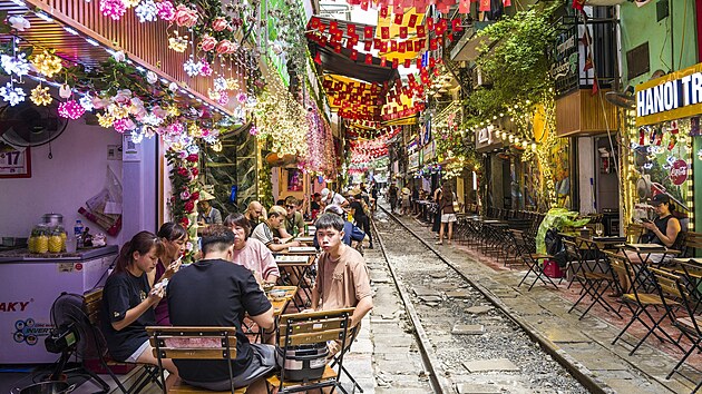 Hanojsk� Train Street l�k� davy, kter� riskuj� �ivot pro fotku s vlakem proj�d�j�c�m jen centimetry od kav�rensk�ch stolk�. I p�es opakovan� z�kazy ��ad� z�st�v� tato �zk� uli�ka symbolem nebezpe�n�ho, ale neodolateln�ho turistick�ho chaosu.