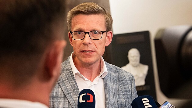 Opozice ve �tvrtek jednala �editeli �esk� televize a �esk�ho rozhlasu Hynkem Chud�rkem a Ren� Zavoralem. (23. dubna 2026)