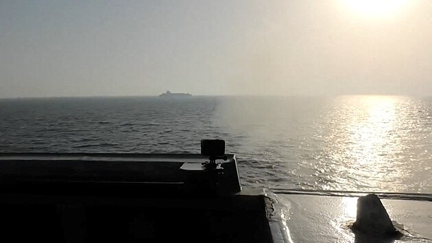 Z�b�r na n�kladn� lo� M/V Touska pluj�c� pod �r�nskou vlajkou, zat�mco torp�doborec USS Spruance, kter� pat�� americk�mu n�mo�nictvu, prov�d� jej� zadr�en�.