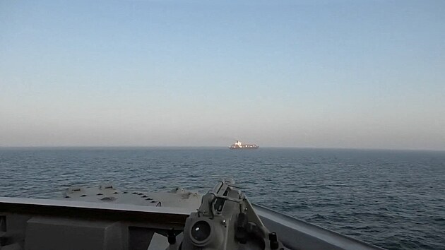 Z�b�r na n�kladn� lo� M/V Touska pluj�c� pod �r�nskou vlajkou, zat�mco torp�doborec USS Spruance, kter� pat�� americk�mu n�mo�nictvu, prov�d� jej� zadr�en�.