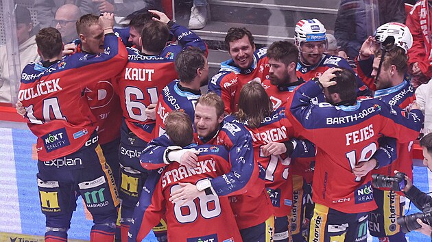 Pardubičtí hráči slaví extraligový titul.