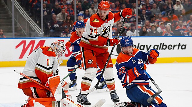 Luk� Dost�l zasahuje ve druh�m utk�n� s�rie play off proti Edmontonu.