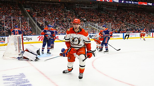 Cutter Gauthier se raduje z g�lu ve druh�m utk�n� s�rie s Edmontonem.