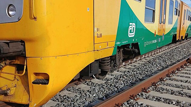 Na Benešovsku vykolejil osobní vlak, strojvedoucího oslnilo slunce
