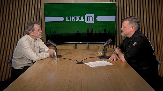 Uprost�ed Prahy stoj� pr�zdn� domy duch�. Jde je je�t� zachr�nit? Petr Zeman to zkou�� s partou nad�enc�