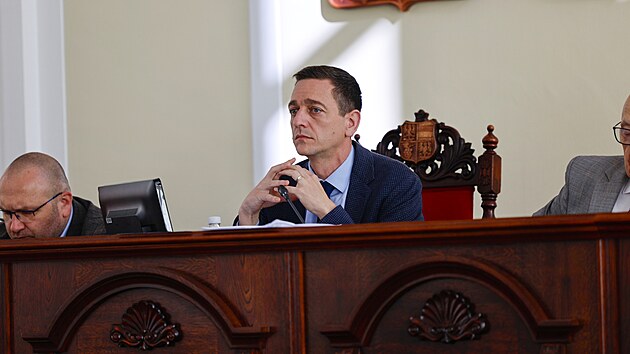 Na jedn�n� jihomoravsk�ho zastupitelstva dorazilo asi t�icet odp�rc� kon�n� sudeton�meck�ho sjezdu v Brn�. Opozi�n� formace SPD a Sta�ilo! cht�ly prosadit distancov�n� od t�to akce, ale ne�sp�n�. Na sn�mku jihomoravsk� hejtman Jan Grolich. (27. dubna 2026)