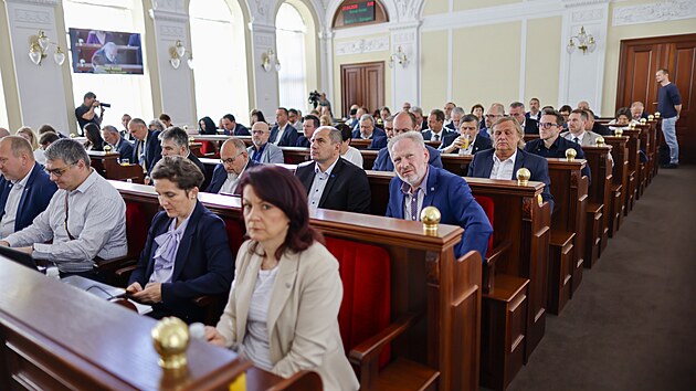 Na jedn�n� jihomoravsk�ho zastupitelstva dorazilo asi t�icet odp�rc� kon�n� sudeton�meck�ho sjezdu v Brn�. Opozi�n� formace SPD a Sta�ilo! cht�ly prosadit distancov�n� od t�to akce, ale ne�sp�n�. (27. dubna 2026)