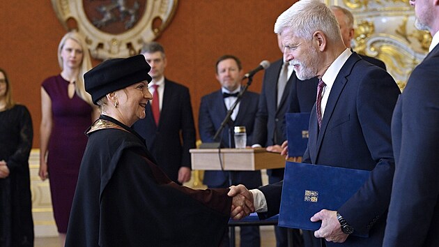 Návrh na odvolání po 82 dnech. Rektorka se znelíbila i kvůli ukrajinské vlajce