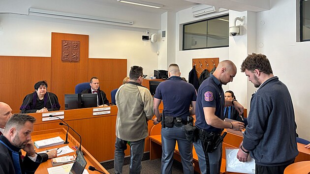 Soud v Pardubic�ch za�al projedn�vat p��pad dvou mu��, kte�� podle ob�aloby stoj� za n�silnou smrt� dev�ta�ty�icetilet� �eny. (20. dubna 2026)
