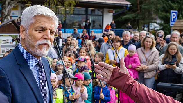 Prezident Petr Pavel b�hem n�v�t�vy Pardubick�ho kraje zav�tal tak� do P�se�n�, kter� se stala Vesnic� roku 2025. (23. dubna 2026)