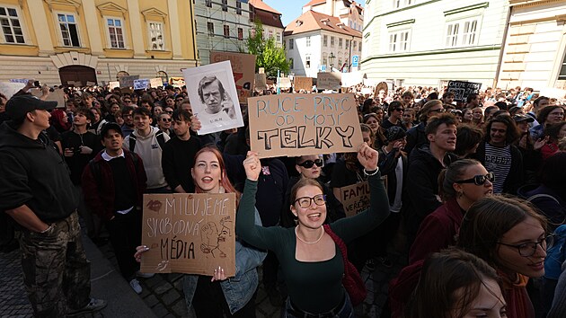 Demonstrace na podporu �T a �Ro vyvrcholila na Malt�zsk�m n�m�st� p�ed resortem kultury. (22. dubna 2026)