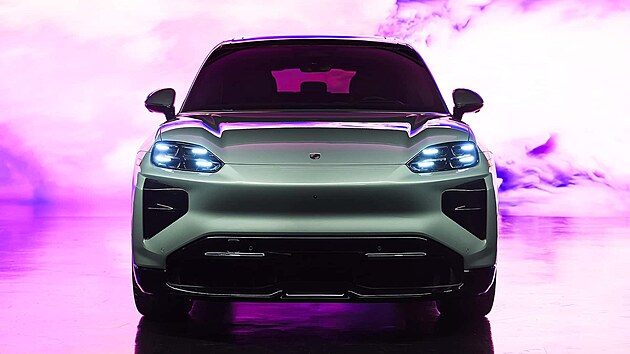 Porsche Cayenne Coup� Electric m� o 24 milimetr� ni��� linii st�echy. D�ky tomu p�sob� zcela odli�n�: �eln� sklo je ni���, z profilu je jasn� vid�t, �e m� hlad�� linie,